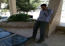 شهید مدافع حرم در کنار مزار خودش! + عکس