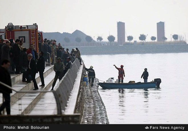 لاشه بالگرد سقوط کرده در دریاچه پارک خلیج‌فارس تهران +عکس