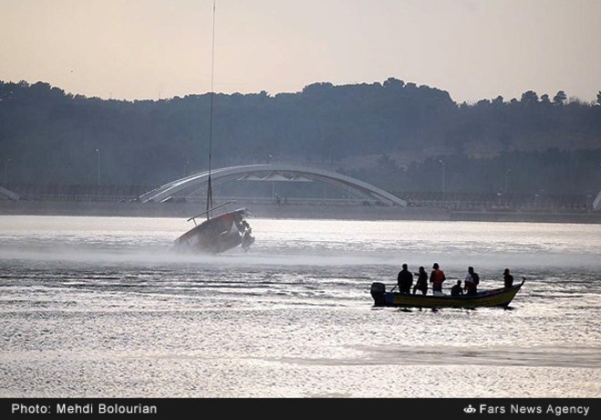 لاشه بالگرد سقوط کرده در دریاچه پارک خلیج‌فارس تهران +عکس