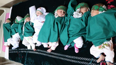 به تن كردن لباس عزاي محرم بر قامت نوزادان یکروزه بیمارستان