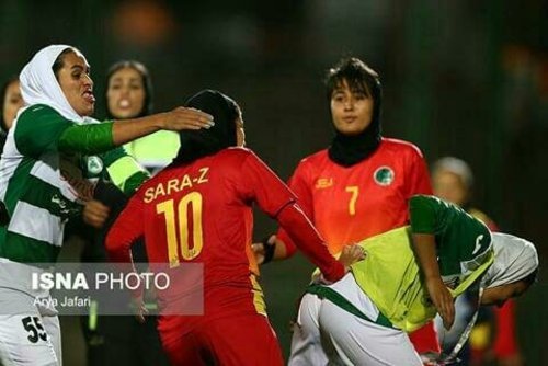 درگیری در فوتبال زنان (+عکس) درگیری در فوتبال زنان (+عکس)
