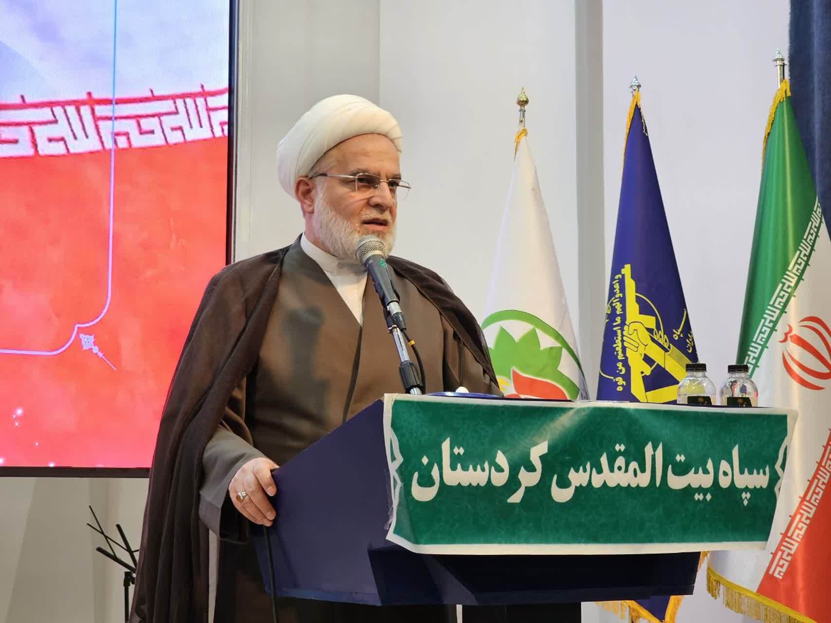 نخبگان باید فراتر از ظواهر، عمق مسائل را ببینند