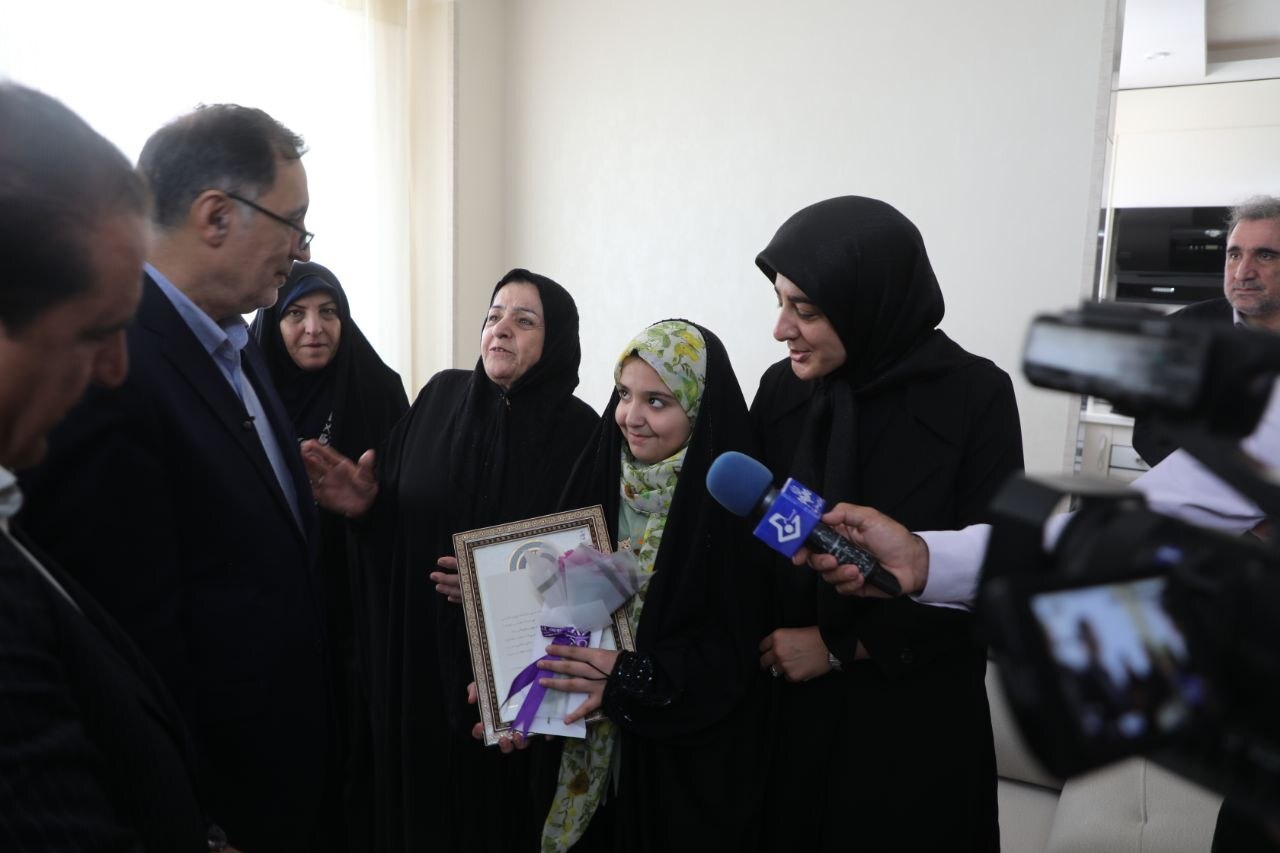 دیدار معاون رئیس‌جمهور با خانواده‌های معظم شهدا در ایلام